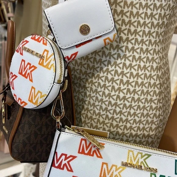 MICHAEL KORS
Jet Set Logo Crossbody Bag with Case for Apple
AirPods Pro

NWT - Picture 12 of 16